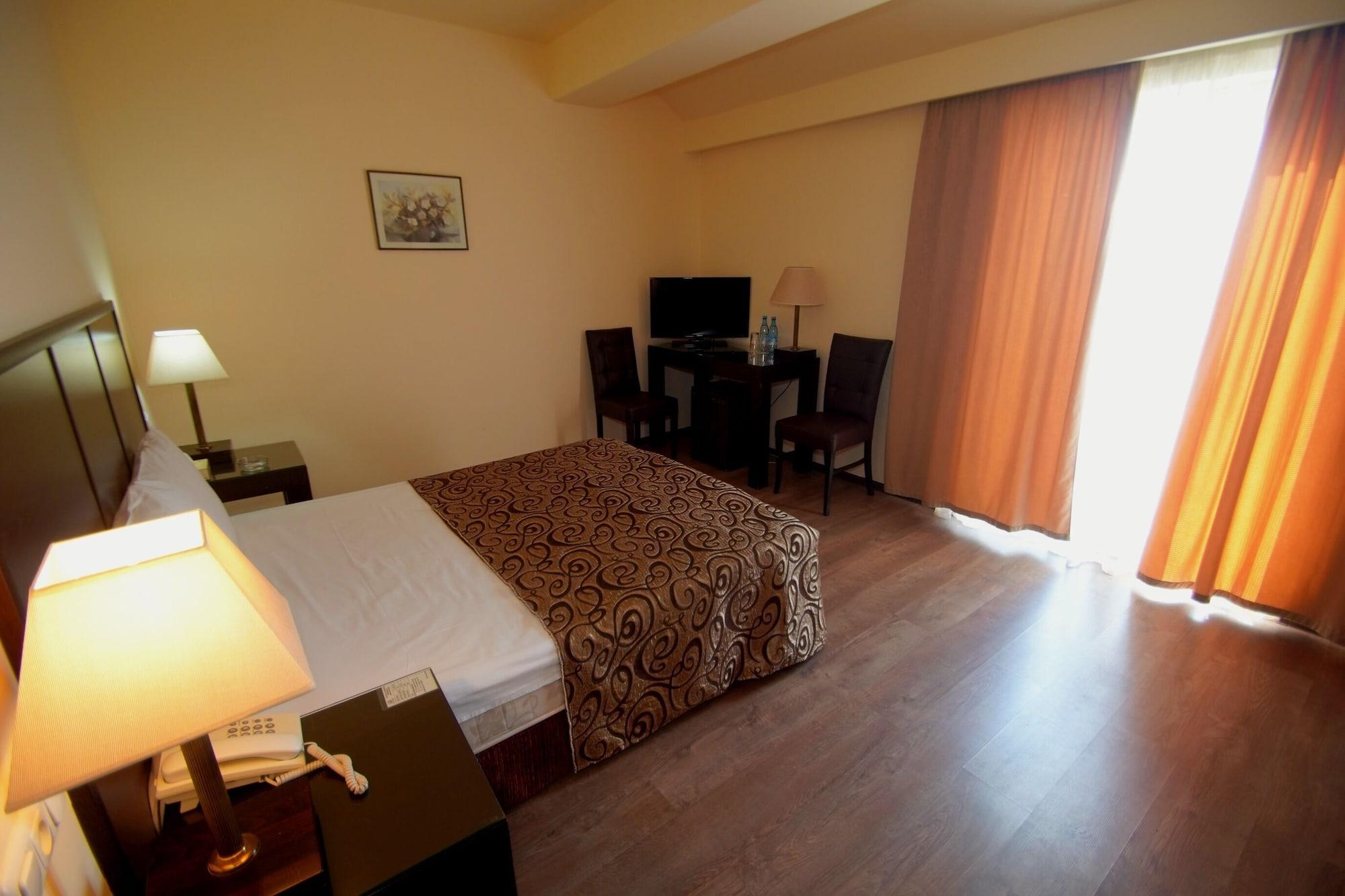 Regineh Hotel Єреван Екстер'єр фото