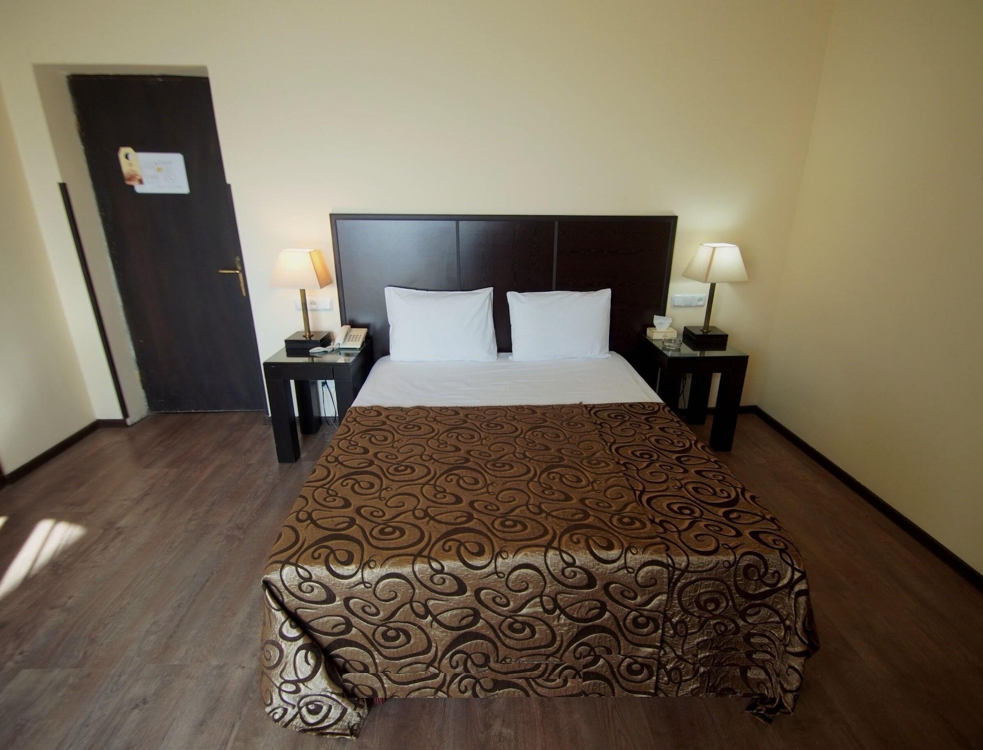 Regineh Hotel Єреван Екстер'єр фото