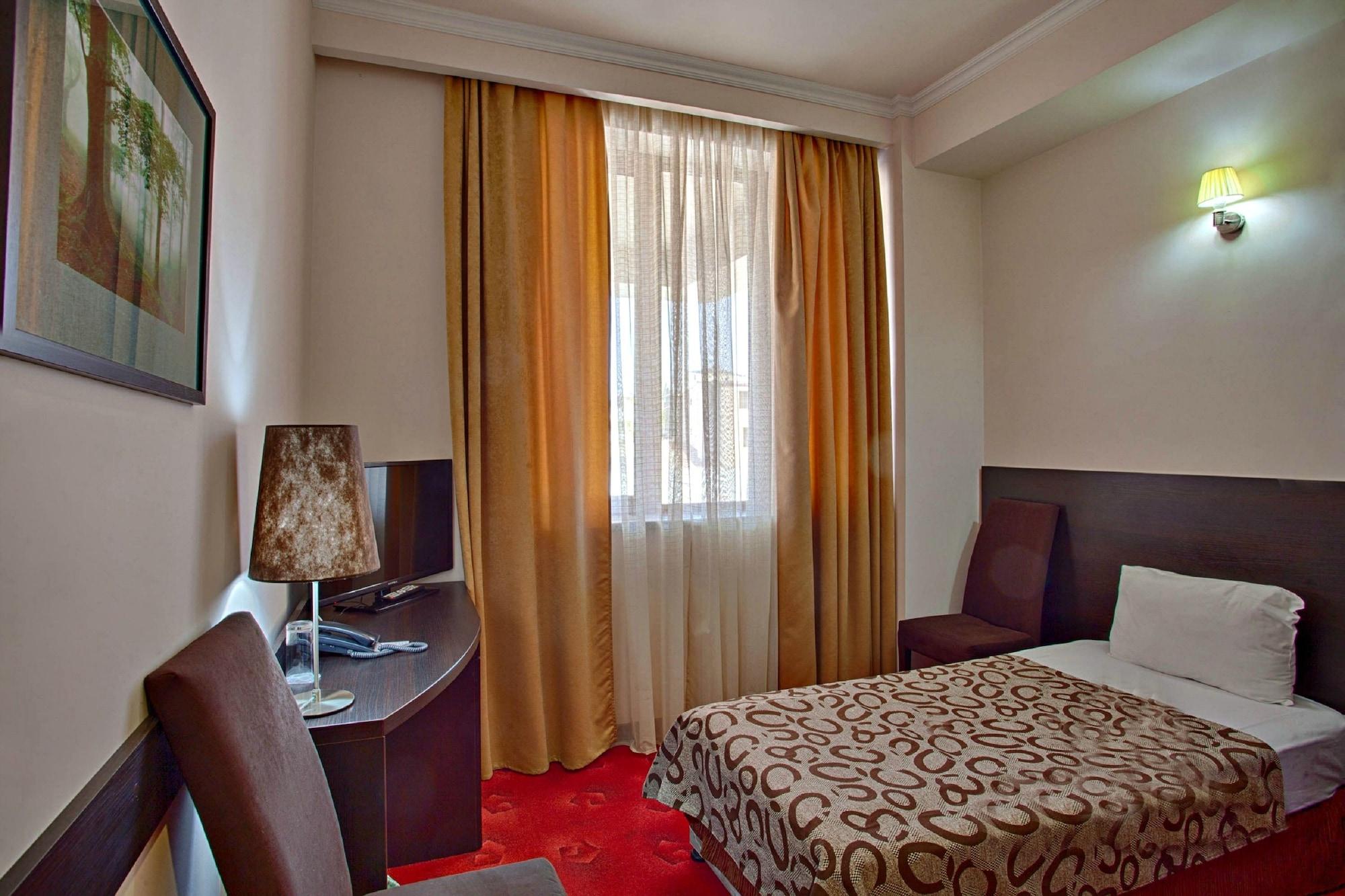 Regineh Hotel Єреван Екстер'єр фото