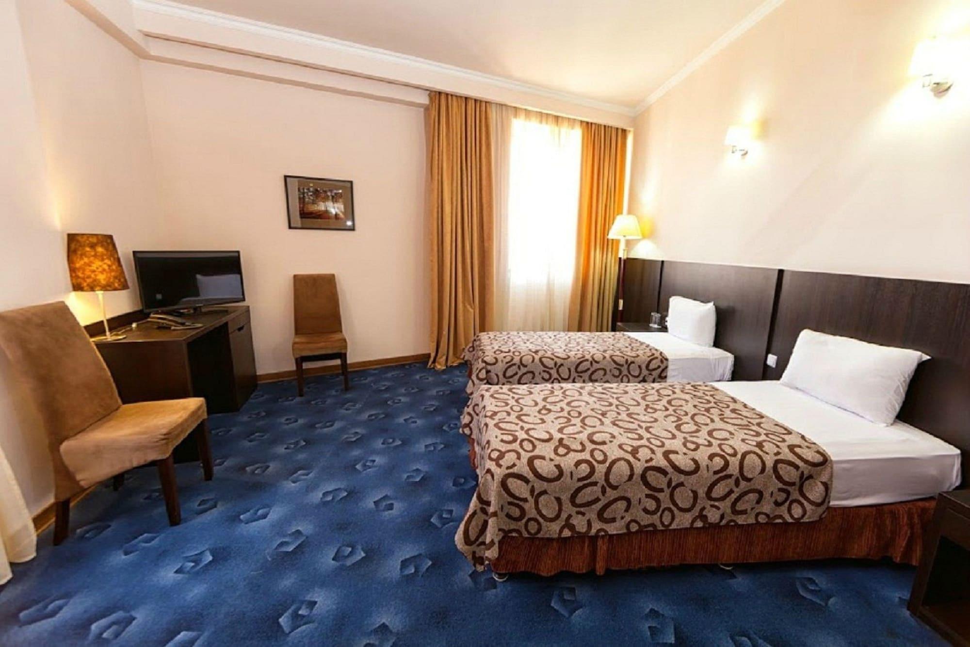 Regineh Hotel Єреван Екстер'єр фото