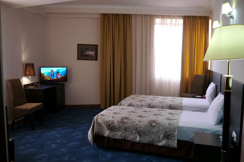 Regineh Hotel Єреван Екстер'єр фото