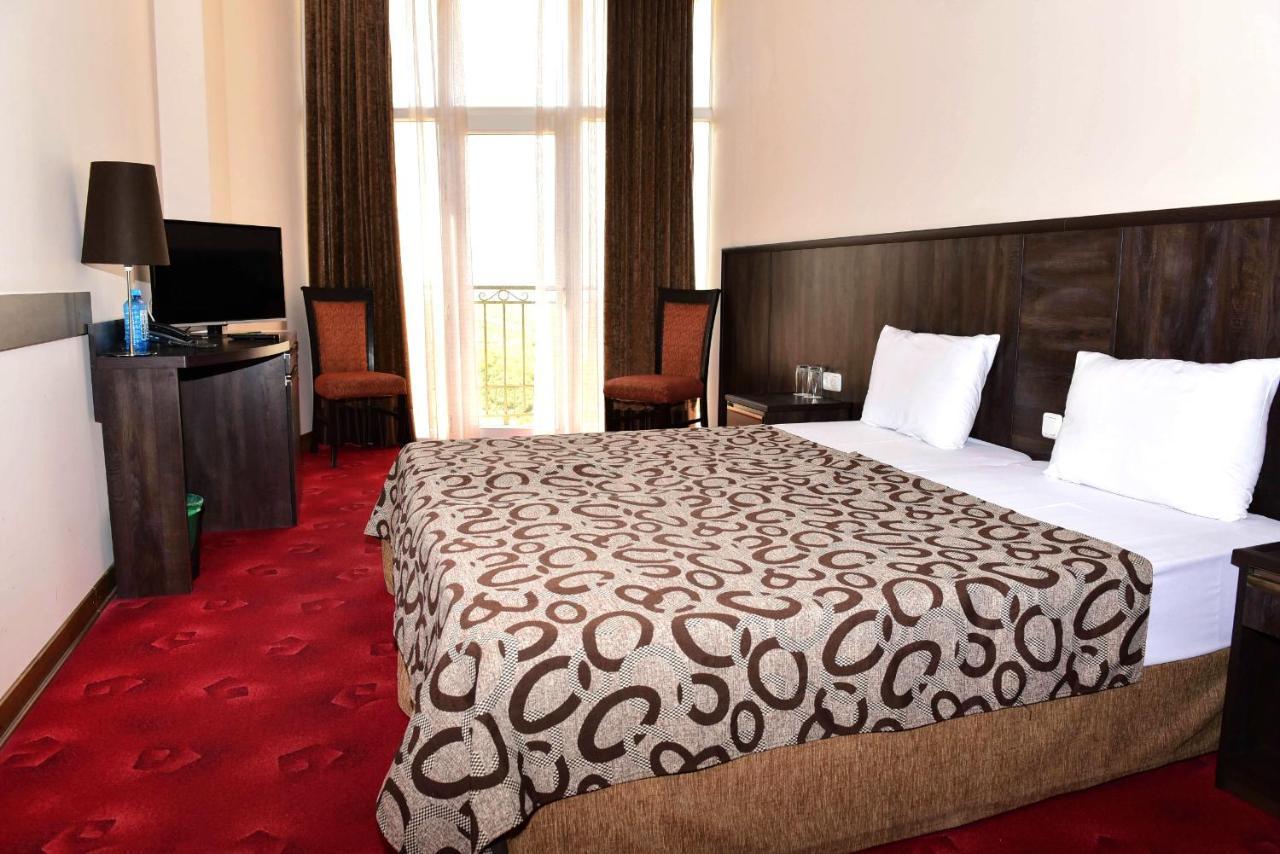 Regineh Hotel Єреван Екстер'єр фото